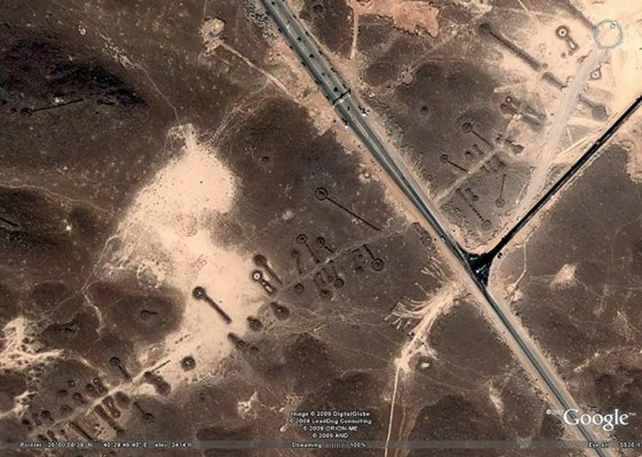 In the Al-Hayit region, keyhole and pendant shapes vary in size from a few meters to dozens of meters, and they are often found arranged along "avenues" that are invisible to builders of modern highways.