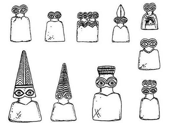 The figurines have been grouped into five types. Some have a single pair of eyes, with or without decoration; some have three, four or six eyes; some have small 'child' eye figures carved on their front (like here), and on others the eyes have been drilled through.