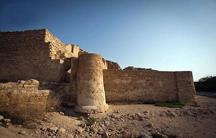 When approaching it, it looks like the ruins of emaciated walls and eroded blocks, and it is unclear whether they are the remains of houses, palaces or temples. Time decay, fierce and long neglect, and the thieves’ excavations of the ruins have turned it into a desolate site.