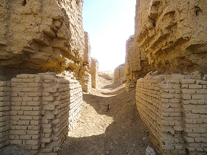 The ziggurat is divided into halves by this narrow entry point. There is an iron or copper bar in the middle (purpose?). This gap leads to a long path, which then divides into several paths that lead to several room-like ruins. Photo credits: Ancient History et Cetera