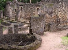 The city, was entirely built with coral stones, lime and sand and had drainage gutters. Its streets were laid out at right angles and high walls, with only four input ports that correspond to the four cardinal points surrounded the city.