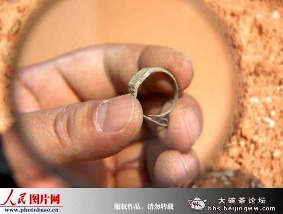 Object from the future discovered in ancient Si Qing tomb