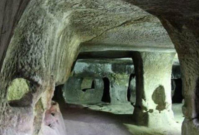 The city’s tunnels are believed to have been used for transporting agricultural products. It is also estimated that one of the tunnels passes under Nevşehir and connects to a distant water source.