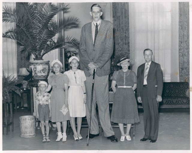 Giant Robert Wadlow and his family.