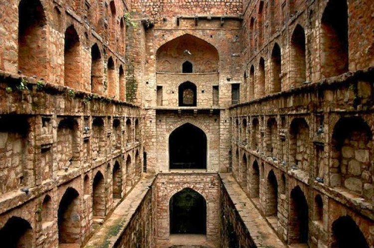 Some parts of the Baoli are permanently immersed in water, but there exists three levels in the visible area (the area which is above the water) of the Baoli, each of which is lined with arched niches on either sides.
