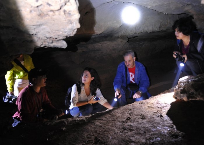 Researchers María Martinón-Torres, José María Bermúdez de Castro, Liu Wu and Wu Xiujie in the cave.
