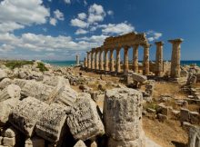 Selinunte gained its bloody history after being invaded by North Africans during 5th century BC, with most of its inhabitants being either enslaved or killed. In just one day, the bustling city was turned into a ghost town by its invaders.