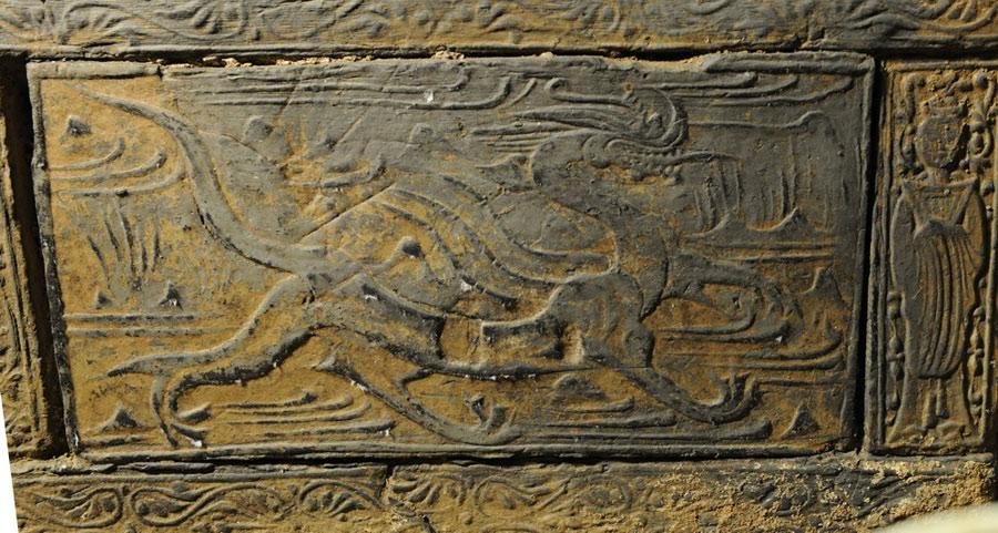 The brick coffin chamber of the Southern Dynasties tomb is 7 meters long, 3 meters wide and 3 meters high. The fine bricks were made of clay. Ornamental patterns were engraved on every brick, portraying animals, plants, portraits and religious stories.