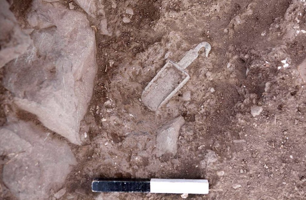 A duck-headed incense shovel found at Khirbet el-Eika in the eastern Galilee in 2015. (The duck-headed handle of a Hellenistic-era incense shovel found at Khirbet el-Eika in the eastern Galilee in 2015. (Courtesy: Uzi Leibner, The Hebrew University; Photo: Tal Rogovski)