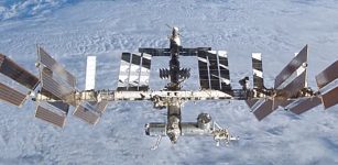 ISS is larger than a six-bedroom house. weighs almost one million pounds (approximately 925,000 pounds). That’s the equivalent of more than 320 automobiles. The ISS measures 357 feet end-to-end. That’s equivalent to the length of a football field including the end zones (well, almost – a football field is 360 feet).