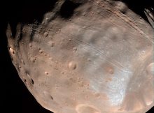 New modeling indicates that the grooves on Mars’ moon Phobos could be produced by tidal forces – the mutual gravitational pull of the planet and the moon. Initially, scientists had thought the grooves were created by the massive impact that made Stickney crater (lower right). Credits: NASA/JPL-Caltech/University of Arizona