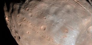 New modeling indicates that the grooves on Mars’ moon Phobos could be produced by tidal forces – the mutual gravitational pull of the planet and the moon. Initially, scientists had thought the grooves were created by the massive impact that made Stickney crater (lower right). Credits: NASA/JPL-Caltech/University of Arizona