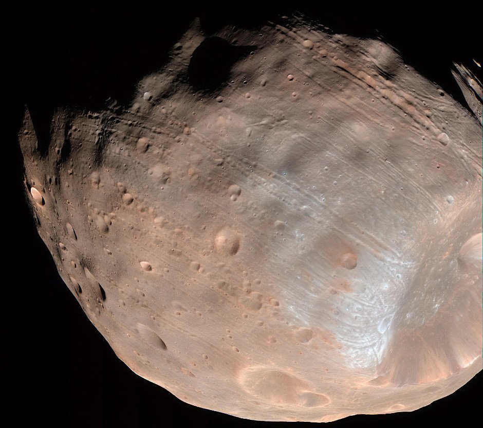 New modeling indicates that the grooves on Mars’ moon Phobos could be produced by tidal forces – the mutual gravitational pull of the planet and the moon. Initially, scientists had thought the grooves were created by the massive impact that made Stickney crater (lower right). Credits: NASA/JPL-Caltech/University of Arizona