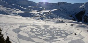 Snow art by Simon Beck