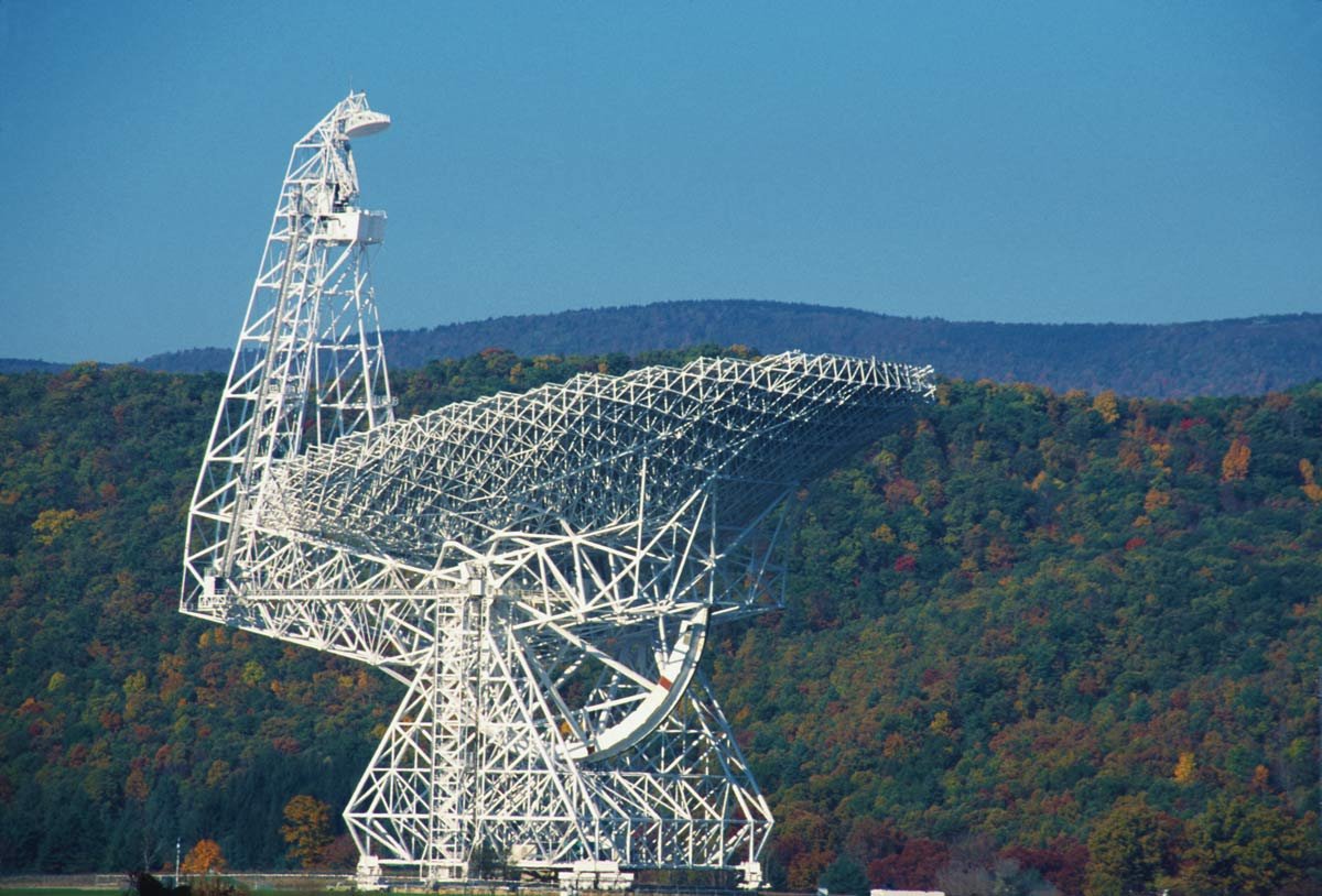 Data from the GBT contain the telltale signal of a Fast Radio Burst revealing that the event originated in a highly magnetized region of space. Credit: NRAO/AUI/NSF