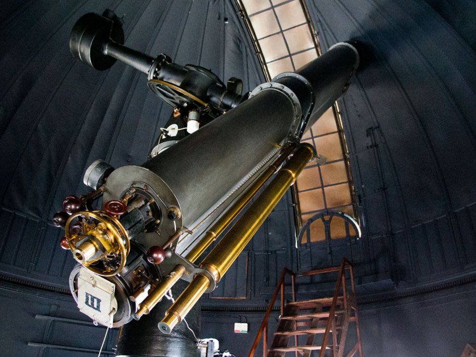 The Østervold telescope from 1895. It is a double-lensed telescope, where there was one for visual use and one for photographic recordings on 16 cm glass plates. The glass plates are placed in the grey cartridge and then you look in the eyepiece up to the right. Credits: Niels Bohr Institute