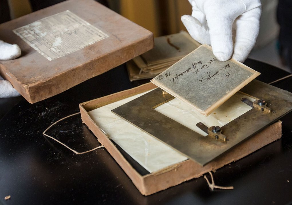 A box from 1941 has never been opened. It is heavy, so it is not glass plates. When it is opened, they can see that it is brass holders to set the glass plates in when they are placed on the telescope to make recordings. Credits: Niels Bohr Institute