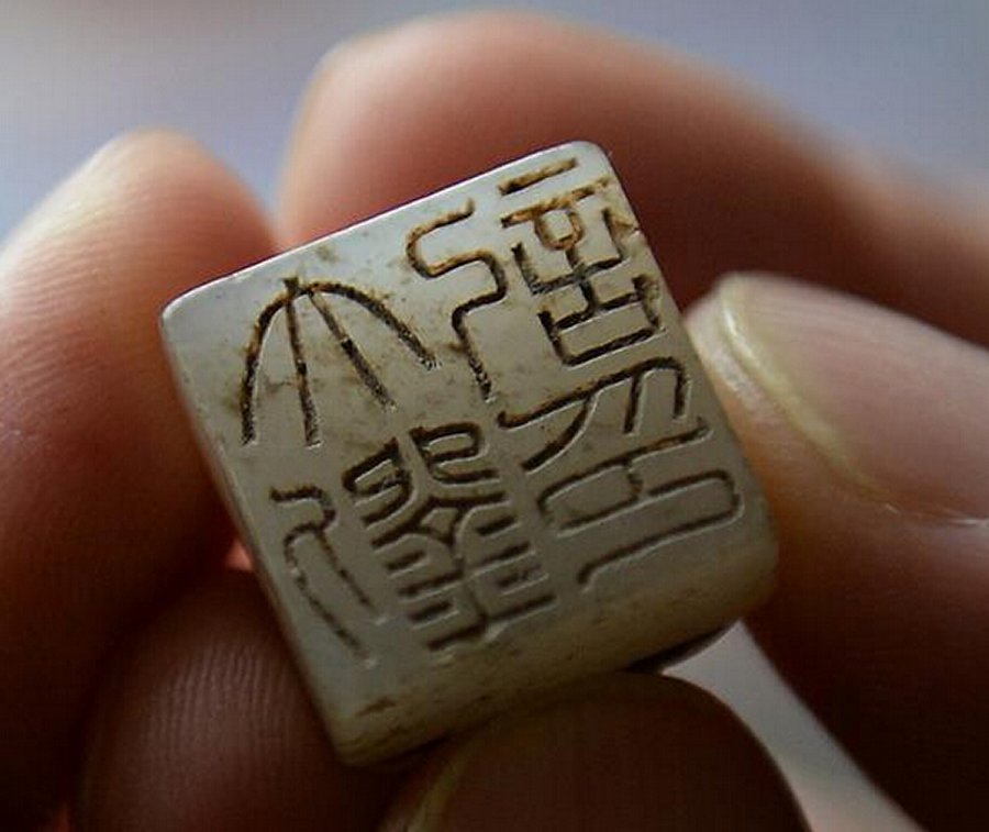A variety of well-preserved relics inside the main coffin in the 2,000-year-old tomb of Haihunhou (Marquis of Haihun) will reveal the occupant's identity. Credits: new.cn/Xinhuanet