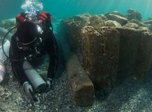 Archaeologist documenting wooden caisson (V. Tsiairis).