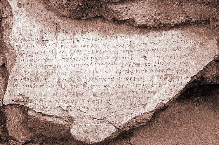 Fragment of Psalm 29 found on a piece of fallen plaster from the walls of room 6 in the SW Annex. Photo: W. Chmiel.