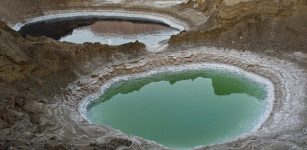 dead sea sinkholes