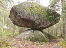 kummakivi balancing rock