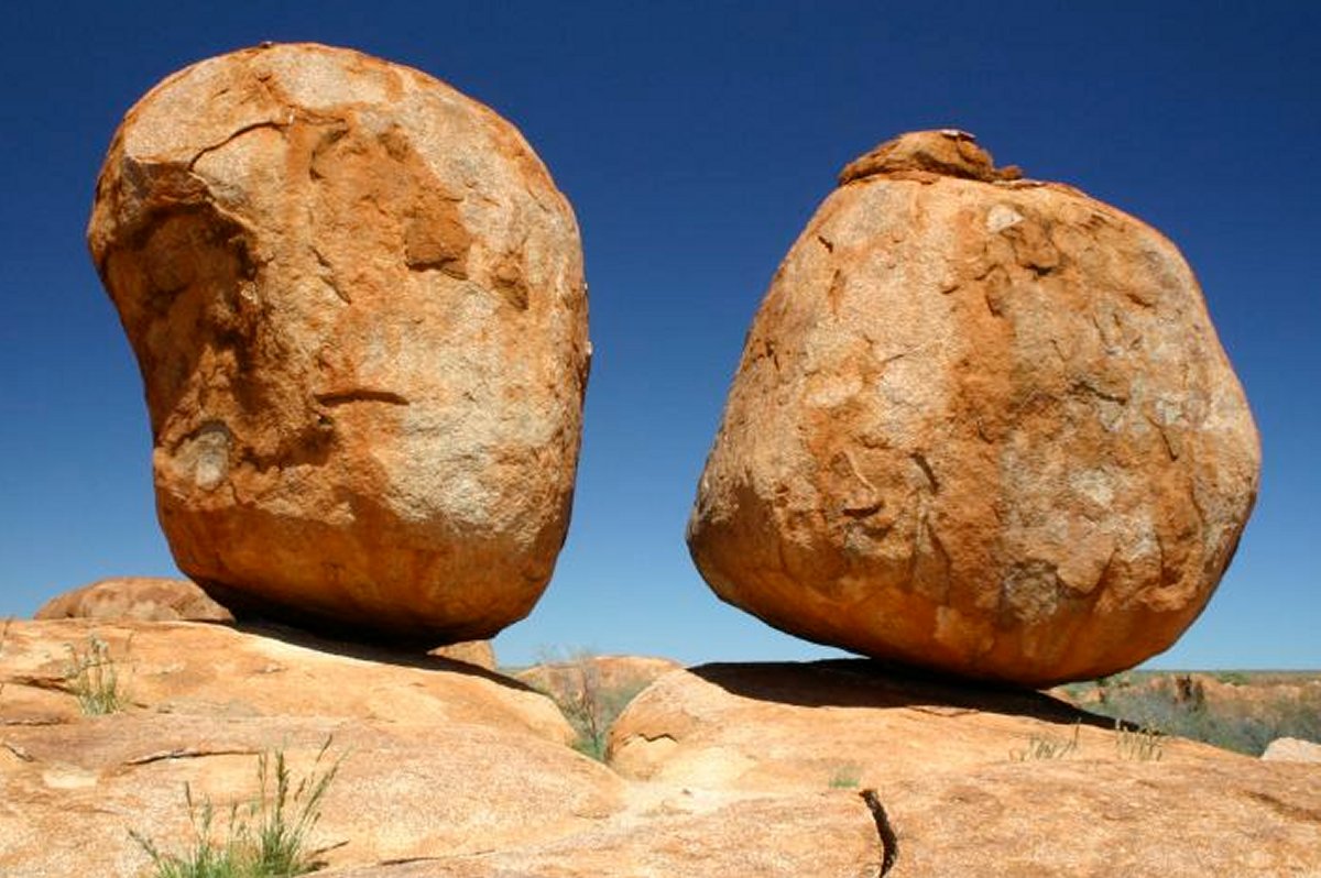 The Devils Marbles. A pair of balanced boulders. Iain Whyte (Iainwhyte) - Own work TheWell