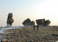 Some parts of the palace can be seen during low tide. Photo: Liaoshen Evening News