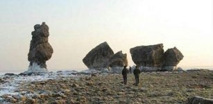 Some parts of the palace can be seen during low tide. Photo: Liaoshen Evening News