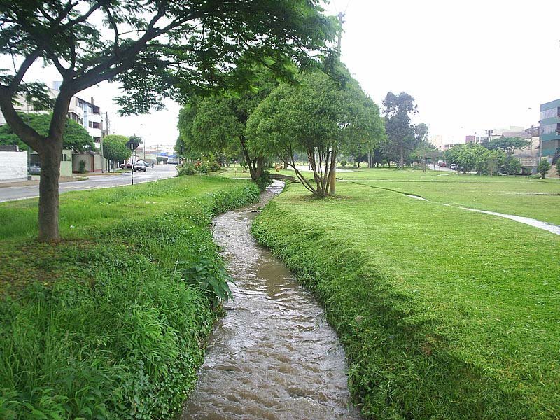 Prehispanic canals built by the Lima culture and extended by the Wari and Inca Ichma today enables the existence of parks and other public green areas. Credits: EFE