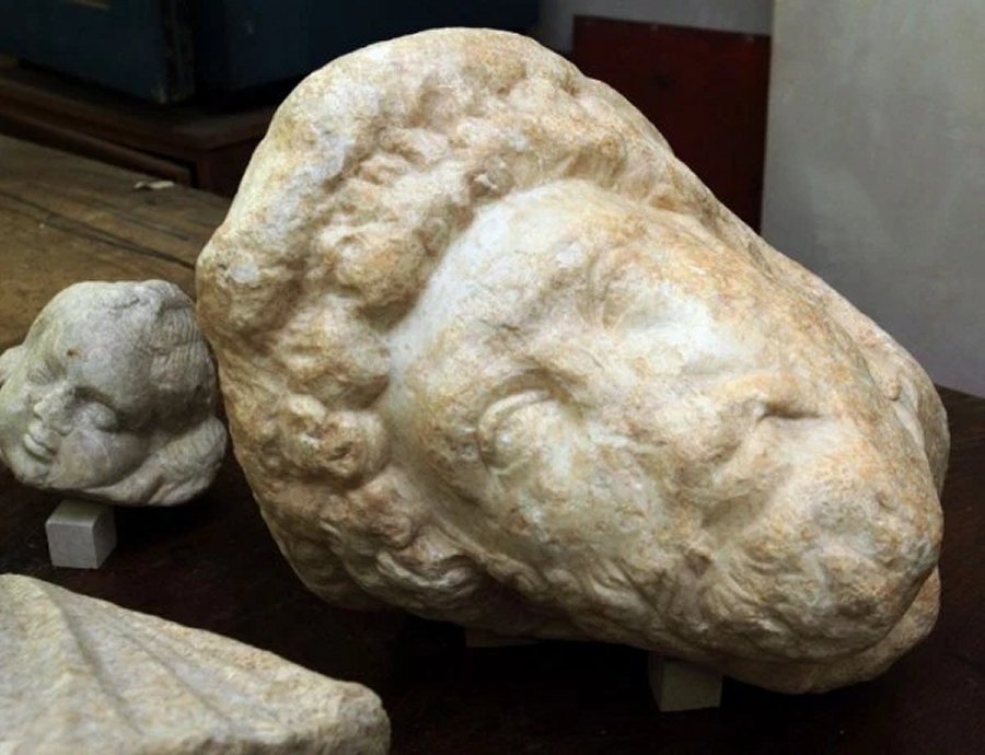 An enormous number of archaeological and historical artifacts are kept in the storage of the Laboratory of the National Museum of History in Sofia for lack of exhibition space. Photo: Standart daily