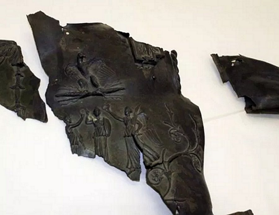 Fragments of the unknown statue of Roman Emperor Trajan decorated with mythology motifs which was found at the Roman fortress and road station Candidiana near Bulgaria’s Malak Preslavets on the Danube. Photo: Standart daily
