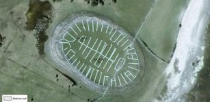 Satellite image of the Sandby borg ringfort, with the layout of the houses and the defence wall marked. The two houses mentioned in the text are indicated. Courtesy of Kalmar County Museum and Andreas Viberg.