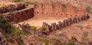 Whether Inca Llajta was built against attack by the Indian nation, Chiriguanos, who, as records say, were the toughest opposition the Spaniards ever faced in the center of South America, or against the increasing Spanish pressure in the area – is unclear. Photo via Explore Pangea