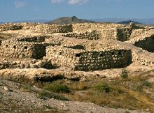 Inhabited by approximately 1,000 people at the time of maximum splendor, the city had the extensive and complex defensive system of strong defensive walls, forts with several outposts for protection.