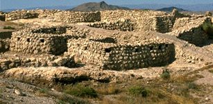 Inhabited by approximately 1,000 people at the time of maximum splendor, the city had the extensive and complex defensive system of strong defensive walls, forts with several outposts for protection.