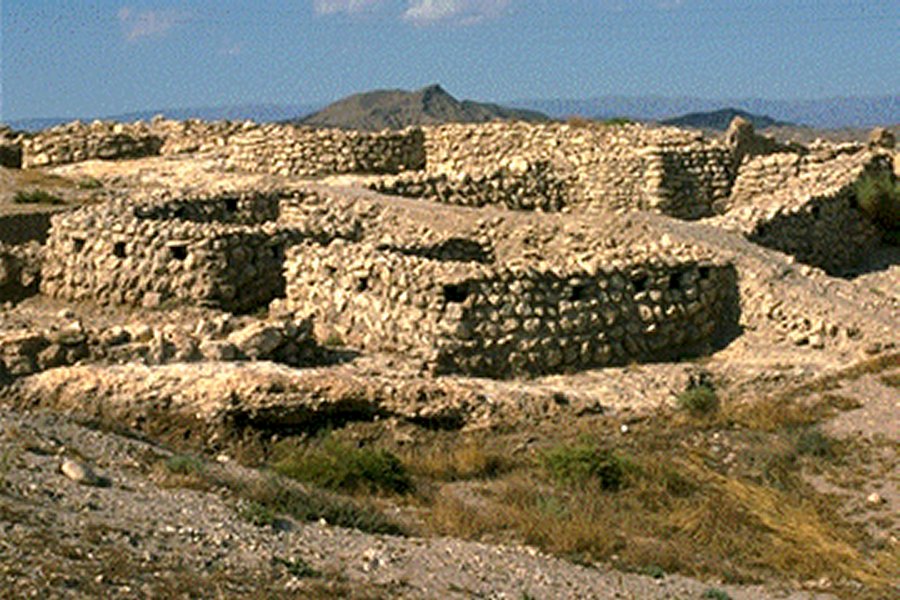 Inhabited by approximately 1,000 people at the time of maximum splendor, the city had the extensive and complex defensive system of strong defensive walls, forts with several outposts for protection.