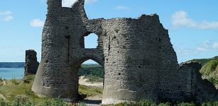 A small settlement grew up near the castle, complete with a church. There is no sign of the settlement now, and of the church only part of a single wall remains standing.