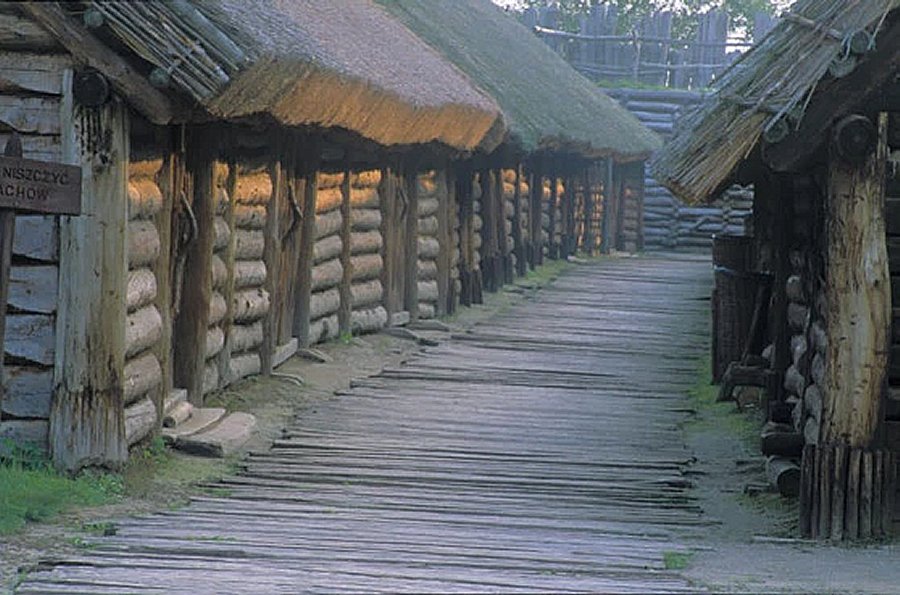 Surrounded by a massive shaft, the settlement had 13 long houses with more than 100 living quarters, each with a porch and a main room. It is estimated it could inhabit up to 1,000 people.