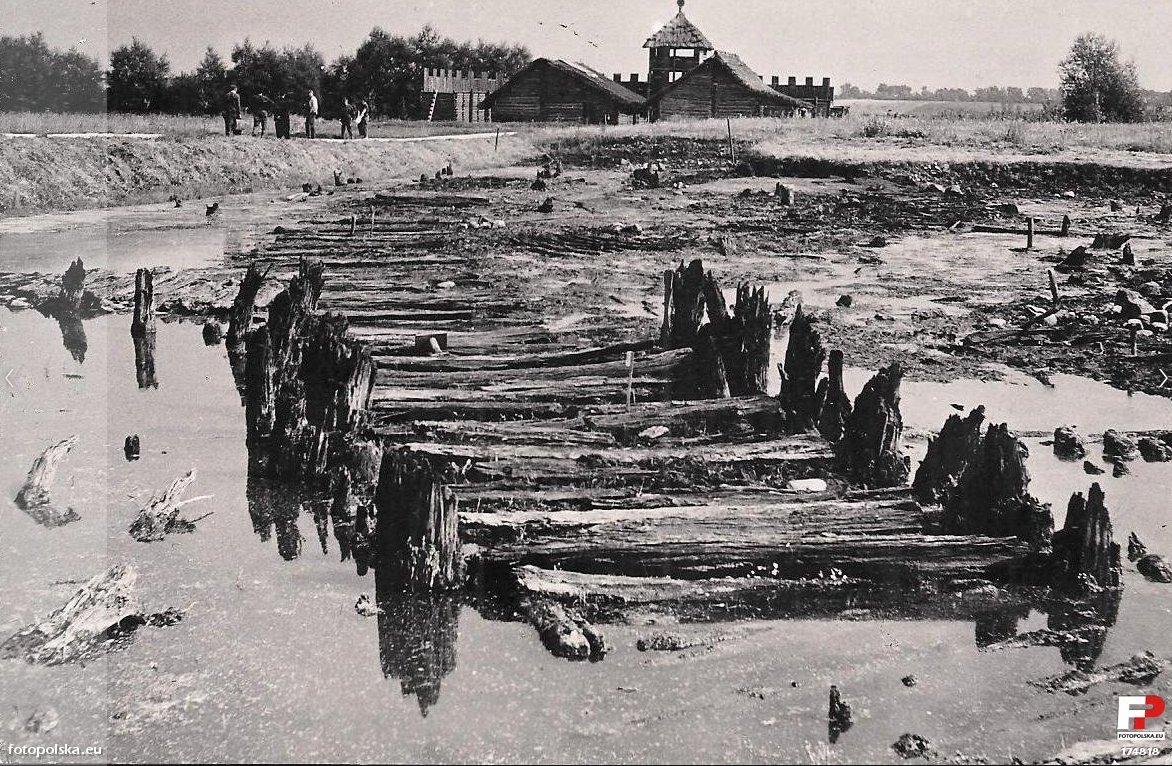 A fragment of a "street" in the Biskupin settlement, in th eyears between 1960-1968. Credits: kujawsko-pomorskie.fotopolska.eu/