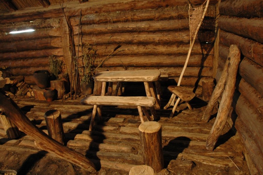 Equipment in a cottage in Biskupin -reconstruction Photo: Przez Pryzmat Lat/kalejdoskop.h2.pl/