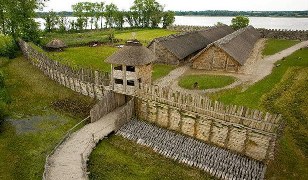The inhabitants of Biskupin were farmers, animal breeders and hunters. They skillfully utilized natural resources and had wide trading contacts, but to live in relative safety, they had to build fortifications. Photo: Bogacki/Nauka w Polsce