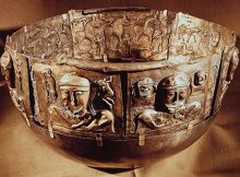 The almost 9 kg heavy cauldron is decorated with cult images difficult to interpret. On the outside is seen divine heads flanked by small figures; the main cult was an important element in the Celtic religion. The inside shows inter alia sword heroes confronting a procession of fabulous creatures (possibly unicorns). The National Museum, Copenhagen