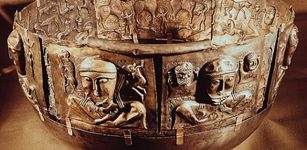 The almost 9 kg heavy cauldron is decorated with cult images difficult to interpret. On the outside is seen divine heads flanked by small figures; the main cult was an important element in the Celtic religion. The inside shows inter alia sword heroes confronting a procession of fabulous creatures (possibly unicorns). The National Museum, Copenhagen