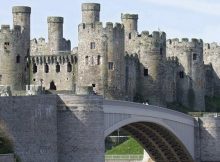 Two barbicans (fortified gateways), eight massive and 21 meter high towers and a great bow-shaped hall, all sit within its distinctive elongated shape, due in part to the narrow rocky outcrop, on which the castle stands.