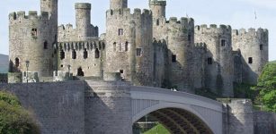 Two barbicans (fortified gateways), eight massive and 21 meter high towers and a great bow-shaped hall, all sit within its distinctive elongated shape, due in part to the narrow rocky outcrop, on which the castle stands.