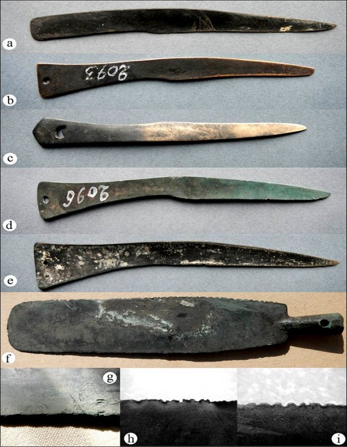 A replica of a bronze knife, made by Andrey Borodovsky (top). Examples of Tagar bronze knife stored in Minusinsky local history museum (bottom). Pictures: Andrey Borodovsky, Tatyana Chikisheva