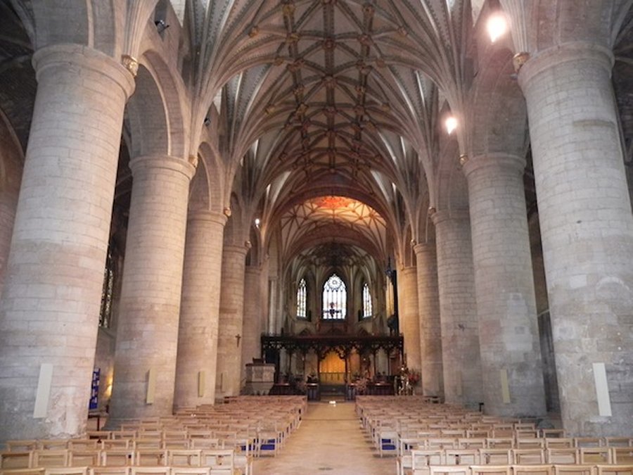 The nave at Tewkesbury Abbey almost the same as it was in the early 1400s. Image credit: EuropeUpClose.com