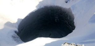 Giant sinkhole in Siberia