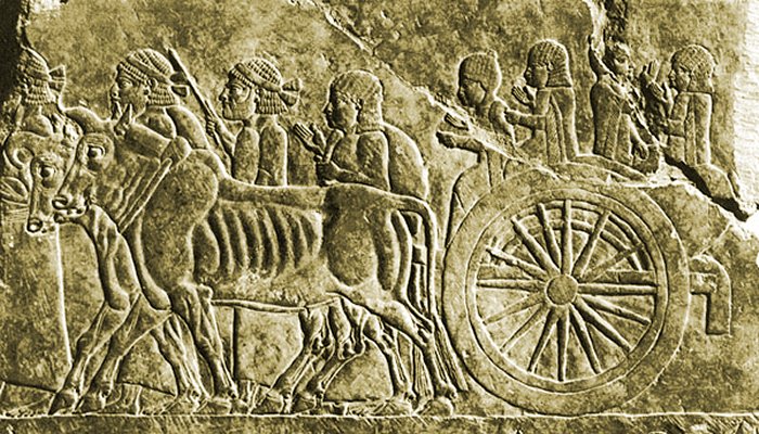 Excavations revealed the remains of buildings, walls, graves and a large number of inscribed clay, bronze and stone tablets, alabaster, onyx, porphyry and granite, vases in marble, some of which were inscribed, and others engraved and inlaid with ivory and precious stones.